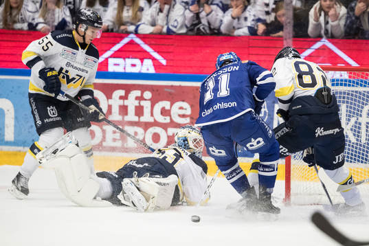 s Andreas Borgman målvakt Fredrik Pettersson-Wentzel och