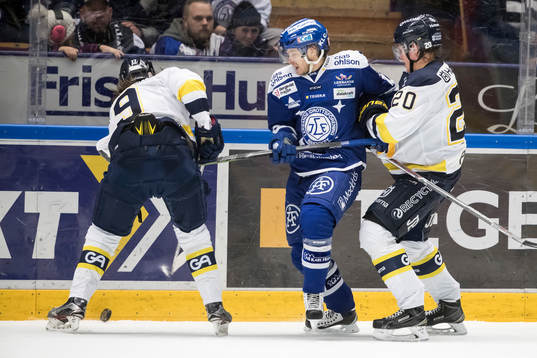 s Isac Brännström och Lawrence Pilut  i ishockeymatchen i