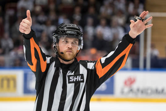 Domare Johan Gossas  i ishockeymatchen i SHL mellan Leksand