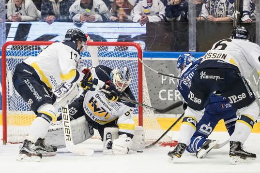 chans för Leksands Mattias Ritola framför målvakt