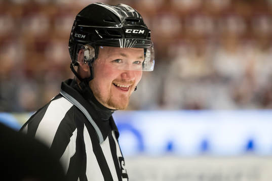 Linjedomare Marcus Burman  i ishockeymatchen i SHL mellan
