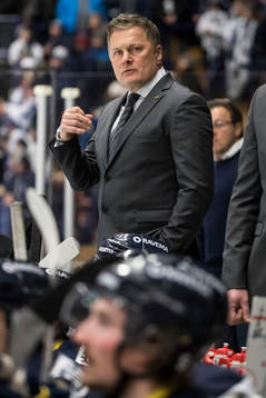 assisterande tränare Stephan Lundh  i ishockeymatchen i