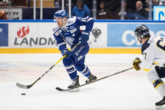 Leksands Jesper Ollas  i ishockeymatchen i SHL mellan