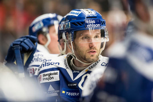 Leksands Jesper Ollas  i ishockeymatchen i SHL mellan