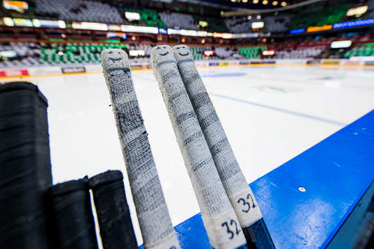 Färjestads Magnus Nygrens klubbor där han har målat en