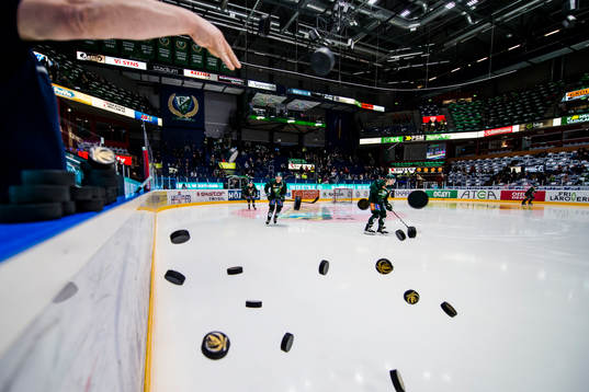 Puckar kastas ut på isen