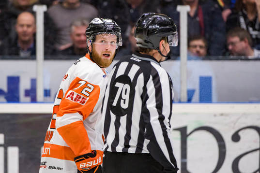 Karlskronas Joachim Rohdin blir utvisad 2+10 minuter
