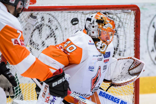Karlskronas målvakt Johan Holmqvist släpper in ett mål