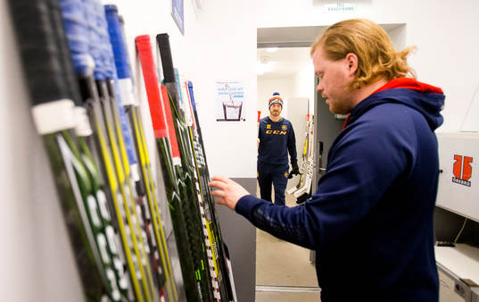 Djurgårdens målvakt Mikael Tellqvist och materialhanterare