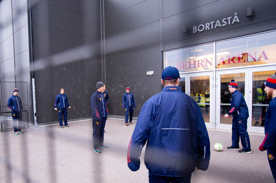 Djurgårdensspelarna som värmer upp med fotboll