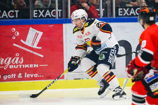 Djurgårdens Matt Anderson nder ishockeymatchen i SHL