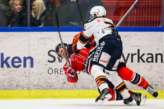 Djurgårdens Emil Johansson tacklar Örebros Alexander