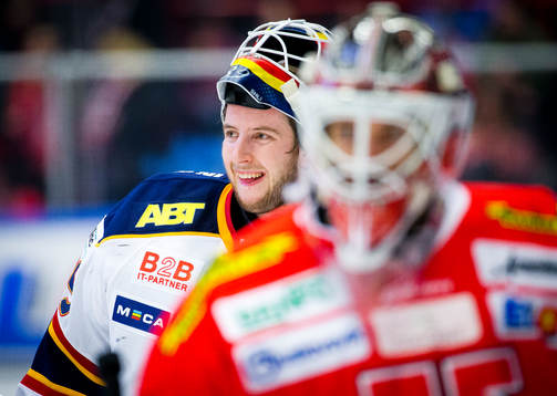 Djurgårdens målvakt Adam Reideborn skrattar