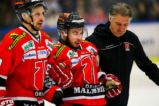 Örebros Greg Squires får hjälp av Marcus Weinstock att