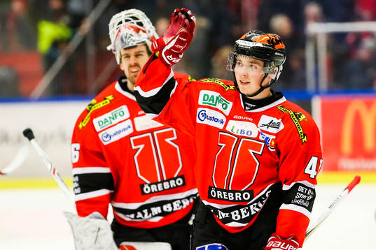 Örebros målvakt Axel Brage  och Joel Mustonen jublar