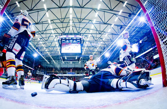 Djurgårdens Alexander Urbom, målvakt Adam Reideborn och