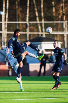 Utsiktens George Mourad och GAIS Carl Nyström i kamp om