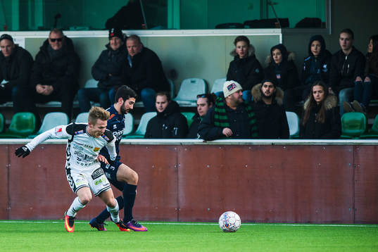 GAIS Andreas Peterson och Utsiktens Allan Mohideen  i kamp
