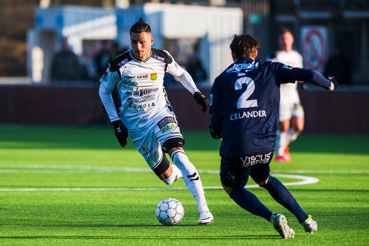 GAIS Luka Mijaljevic driver bollen mot Utsiktens Adam Rosén