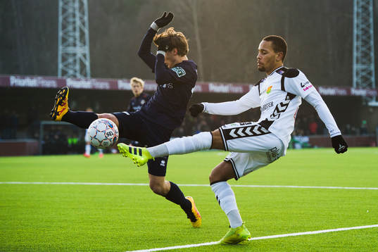 GAIS Pascal Olsson skjuter mot täckande Utsiktens Olof