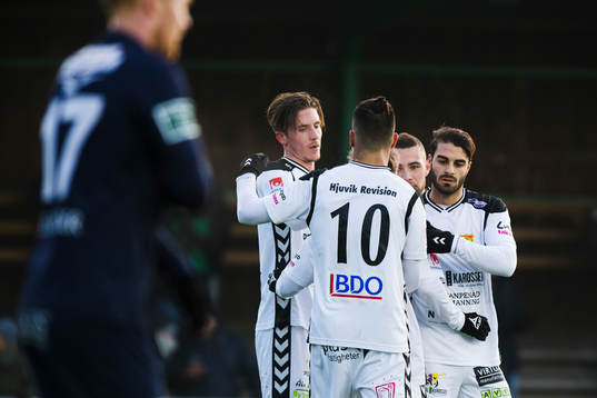 GAIS Daniel Janevski gjorde 1-0-målet och jublar med Luka