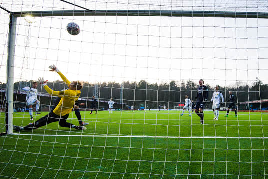 GAIS Daniel Janevski gör 1-0 på Utsiktens målvakt Axel