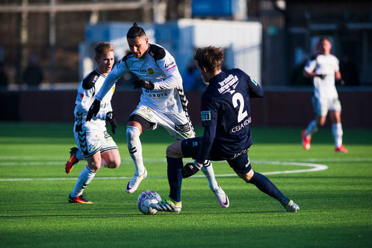 GAIS Luka Mijaljevic och Utsiktens Adam Rosén i närkamp