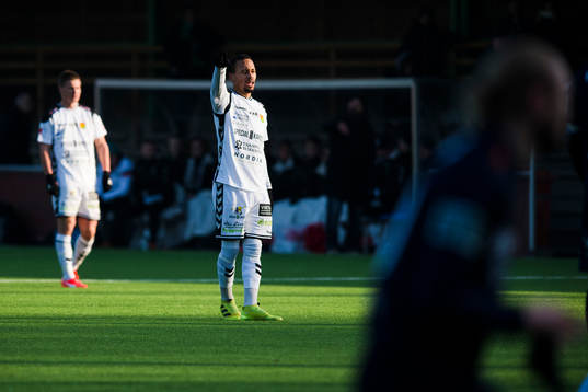 GAIS Pascal Olsson gestikulerar