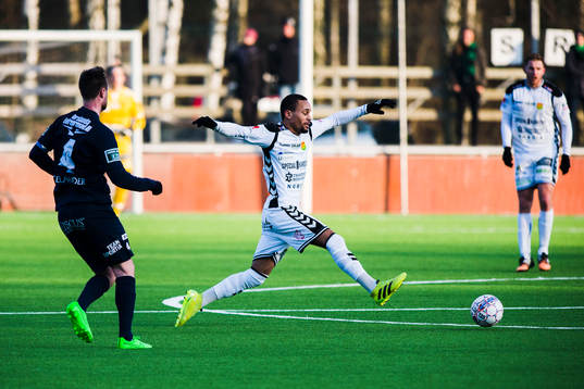 Utsiktens Niklas Olsson ser GAIS Pascal Olsson försöka