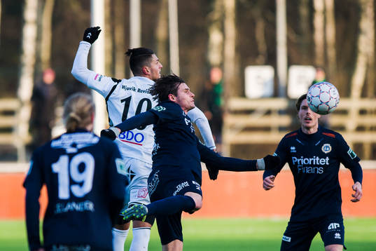 GAIS Luka Mijaljevic i nickduell med Utsiktens Adam Rosén