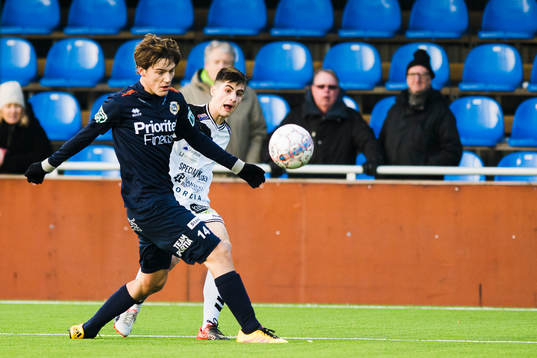 Utsiktens Olof Brogårdh i kamp om bollen med GAIS Ermin