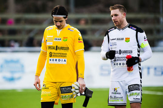 GAIS målvakt Damir Mehic samtalar med Steven Old