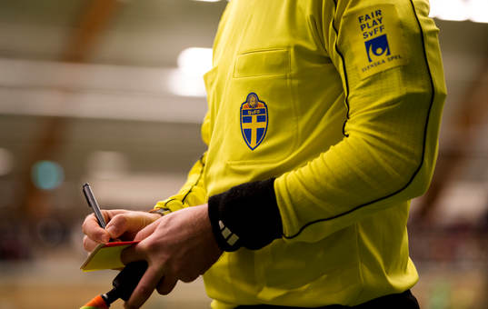 En assisterande domare noterar ett byte