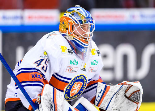 Växjös målvakt Viktor Andrén på uppvärmningen