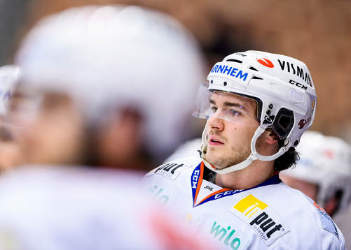 Växjös Dennis Everberg på uppvärmningen
