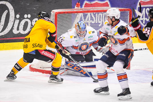 Luleås Julius Junttila och Växjös målvakt Viktor Andrén