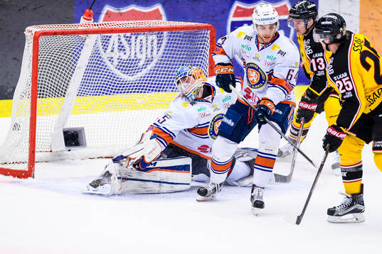 Luleås Anton Hedman gör 1-0 bakom Växjös målvakt