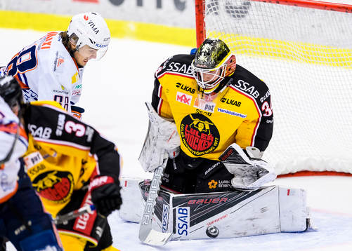 Luleås målvakt Joel Lassinatti räddar ett skott