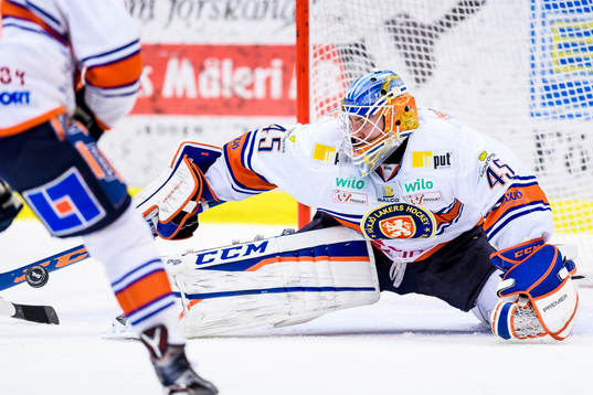 Växjös målvakt Viktor Andrén räddar ett skott