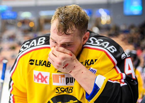 Luleås Ilari Melart lämnar blödandes båset för att få