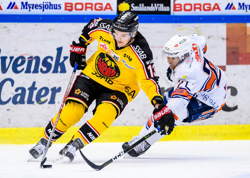 Luleås Julius Junttila håller undan Växjös Cory Murphy