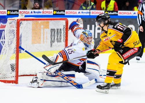Luleås Petter Emanuelsson sätter sin straff bakom