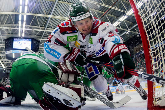 Frölundas Nicklas Lasu trycks in i målet bakom Rögles