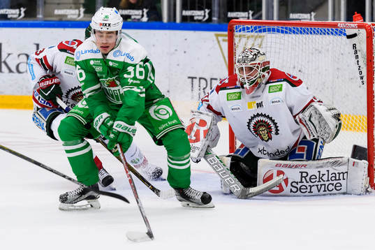 Rögles Filip Karlsson oroar framför Frölundas målvakt