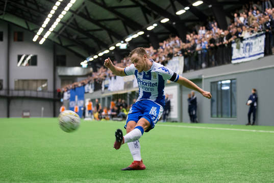 IFK Göteborgs Scott Jamieson slår ett inlägg