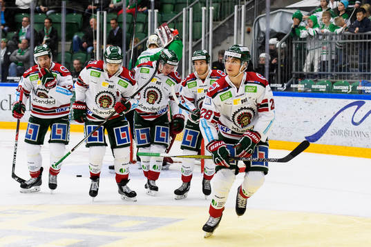 Frölundas spelare jublar feer 1-2 av Victor Olofsson