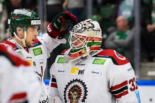 Frölundas Henrik Tömmernes klappar om målvakt Johan
