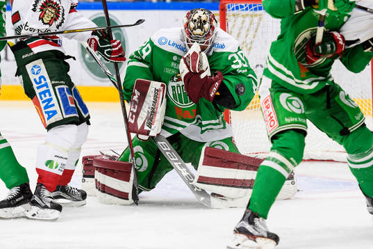 Rögles målvakt Anders Lindbäck räddar