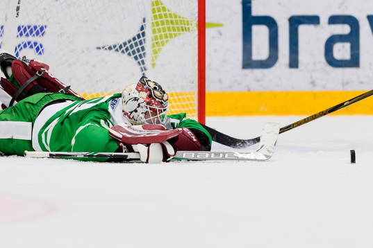 Rögles målvakt Anders Lindbäck har släppt in 3-4 av