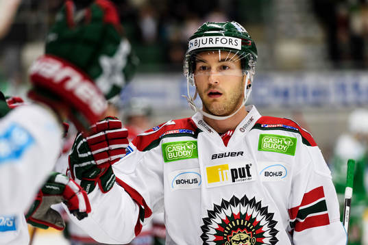 Frölundas Casey Wellman jublar med båset